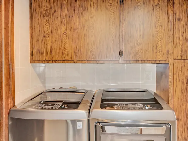 a view of utility room