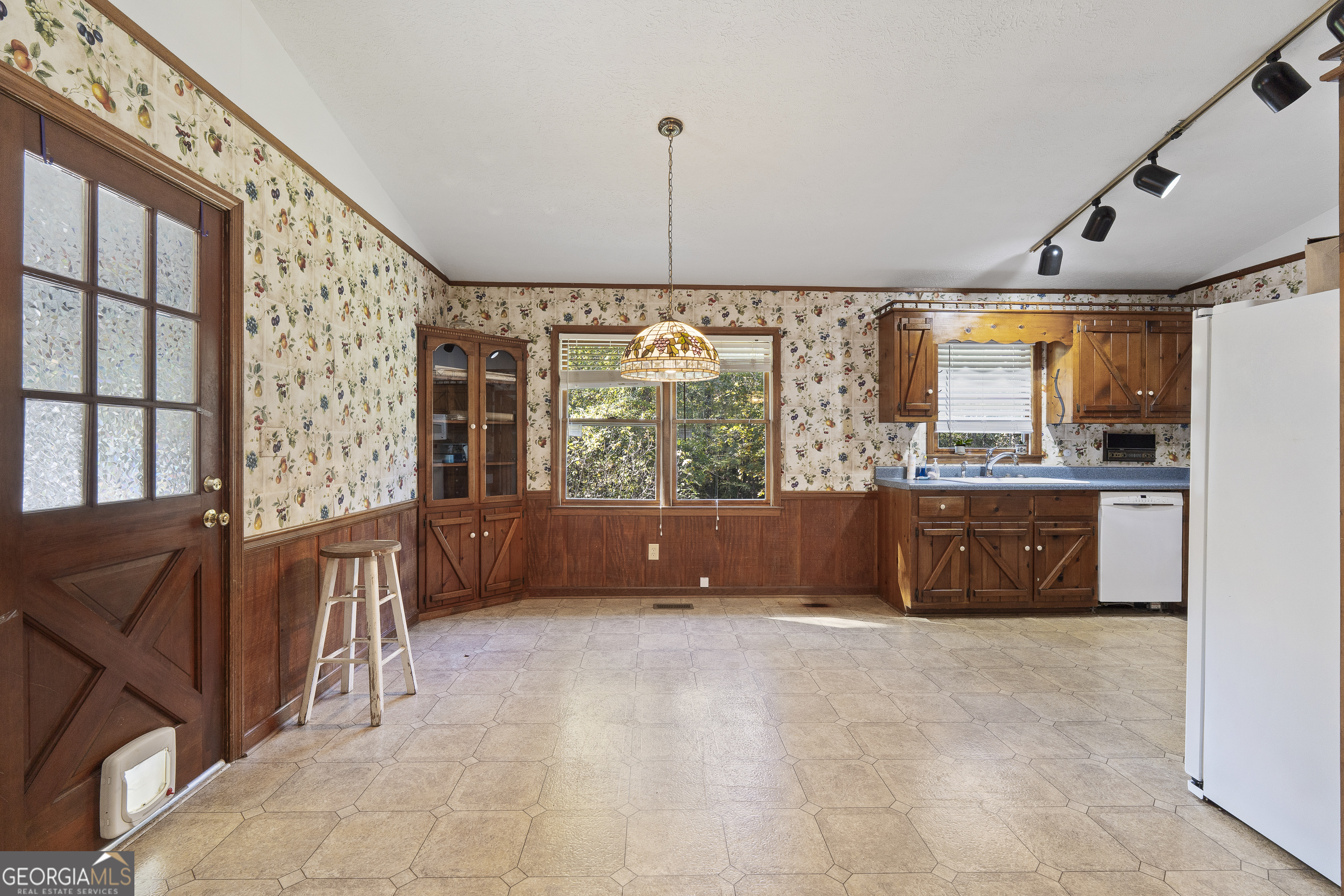 124 Coppergate Lane Macon, GA 31211 - Photo 16 of 46 a living room with a large window