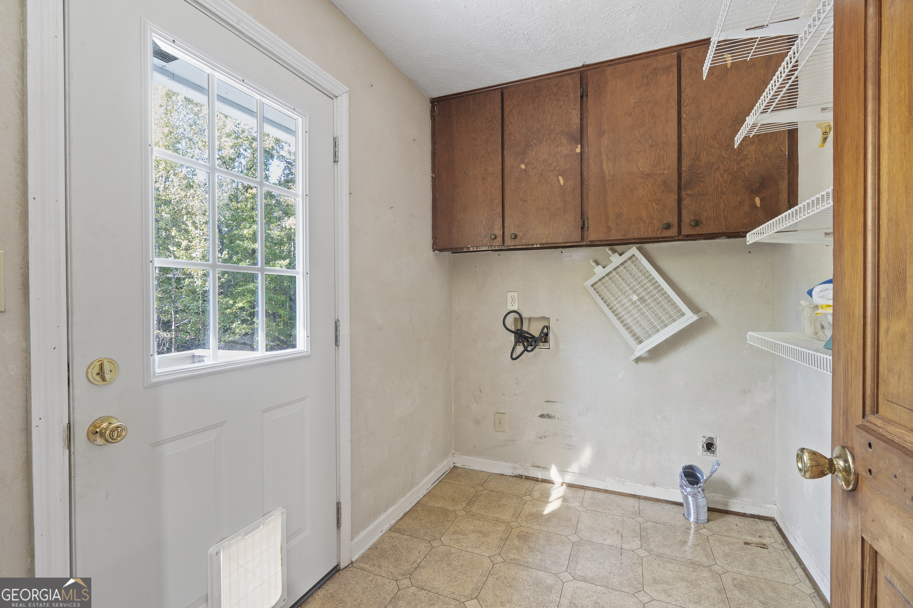 124 Coppergate Lane Macon, GA 31211 - Photo 25 of 46 a view of an empty room with a window