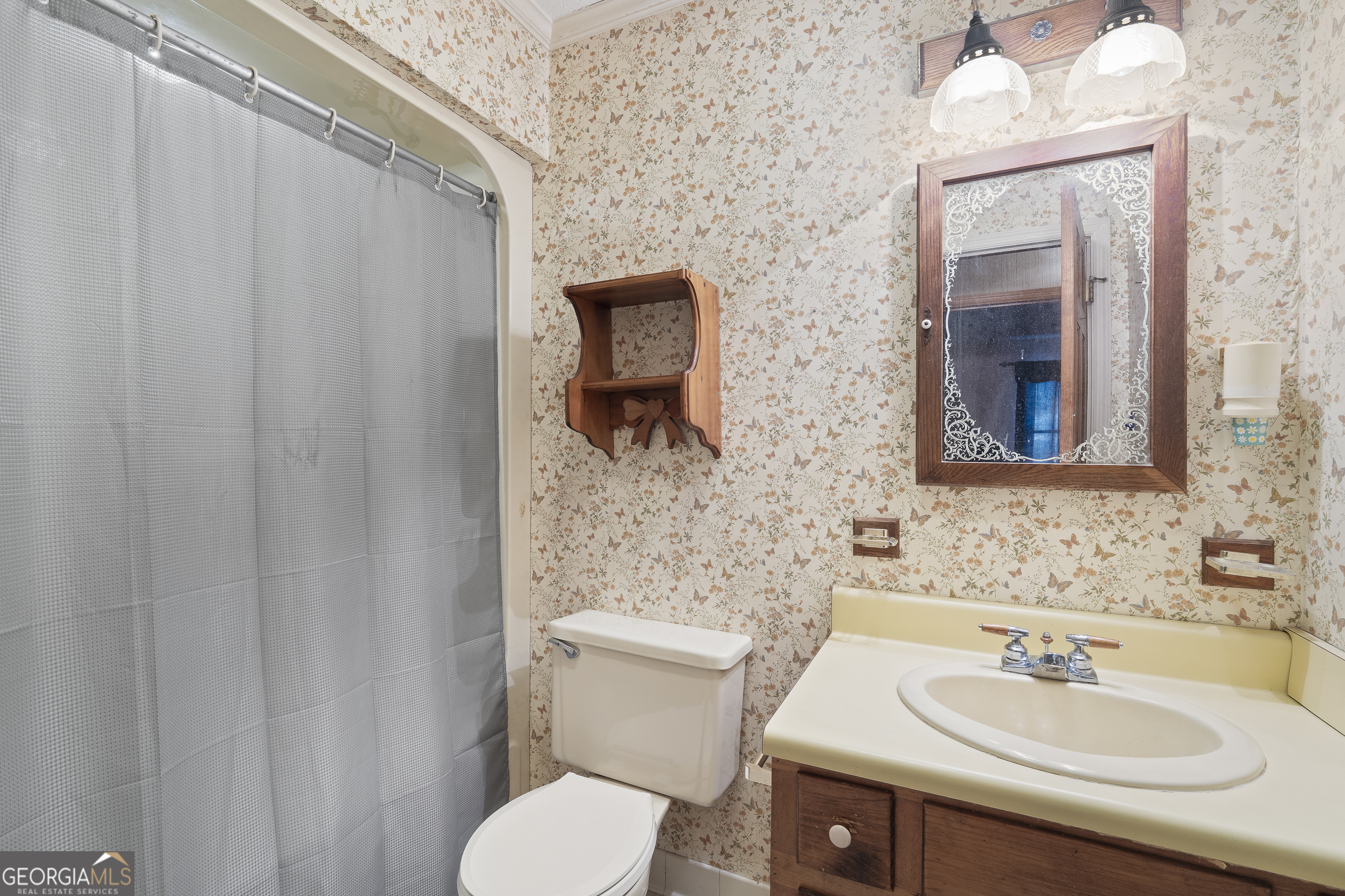 124 Coppergate Lane Macon, GA 31211 - Photo 31 of 46 a bathroom with a sink toilet and mirror