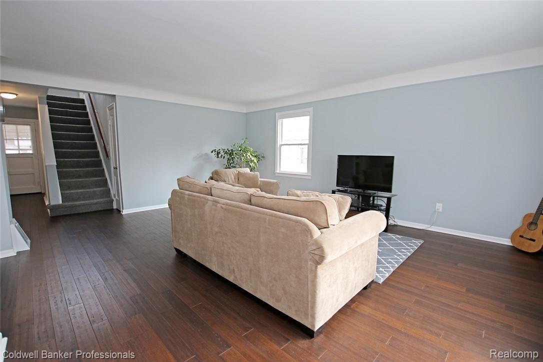 1890 Columbia Road Berkley, MI 48072 - Photo 4 of 42 5) Living Room.jpg