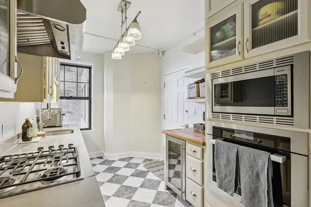 $245,000 | 7321 South South Shore Drive, Unit 8D, Chicago, IL 60649