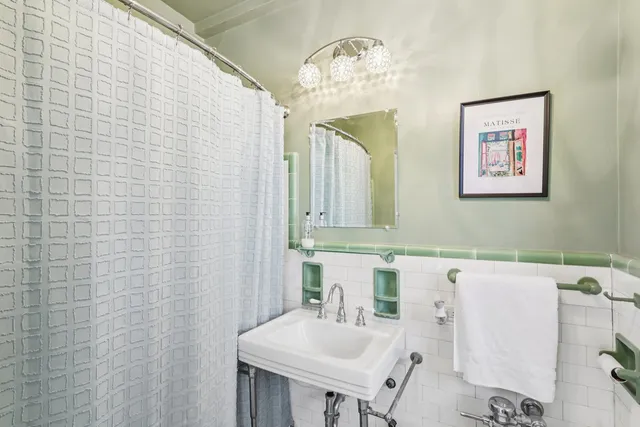 $245,000 | 7321 South South Shore Drive, Unit 8D, Chicago, IL 60649