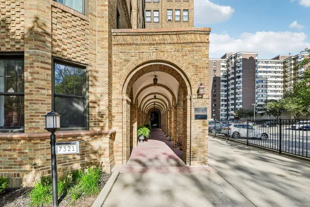$245,000 | 7321 South South Shore Drive, Unit 8D, Chicago, IL 60649