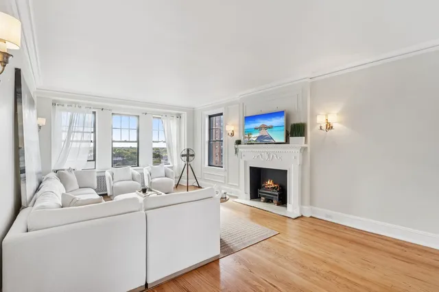 $245,000 | 7321 South South Shore Drive, Unit 8D, Chicago, IL 60649