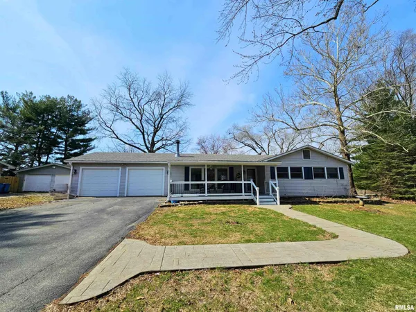 $289,900 | 1623 Village Green Road, Petersburg, IL 62675