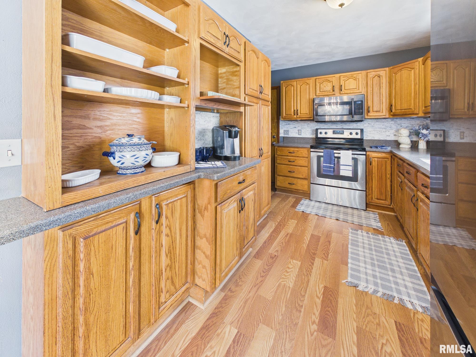 1623 Village Green Road Petersburg, IL 62675 - Photo 13 of 43