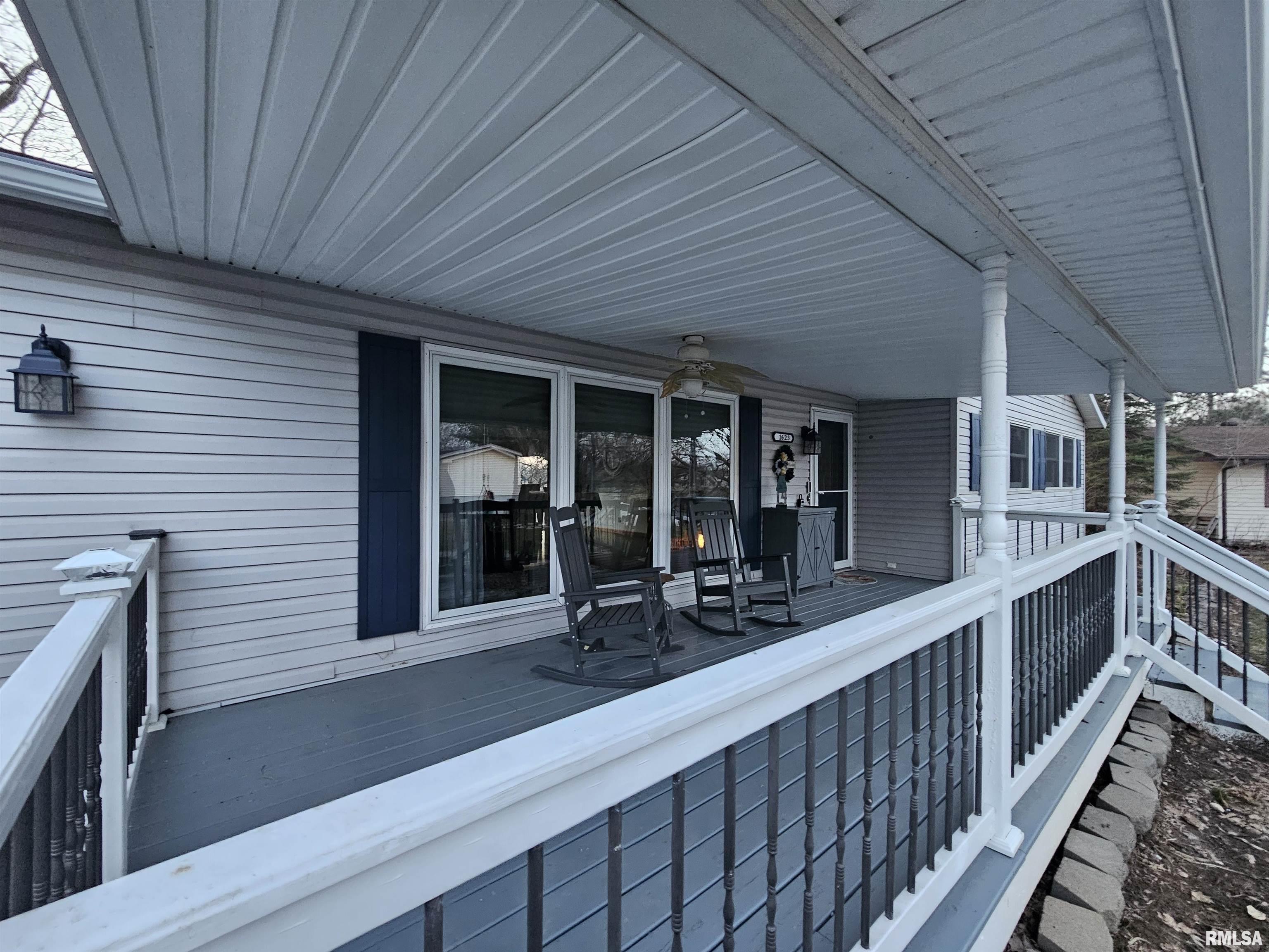 1623 Village Green Road Petersburg, IL 62675 - Photo 2 of 42