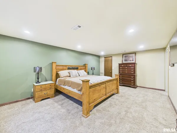 $269,900 | 1623 Village Green Road, Petersburg, IL 62675