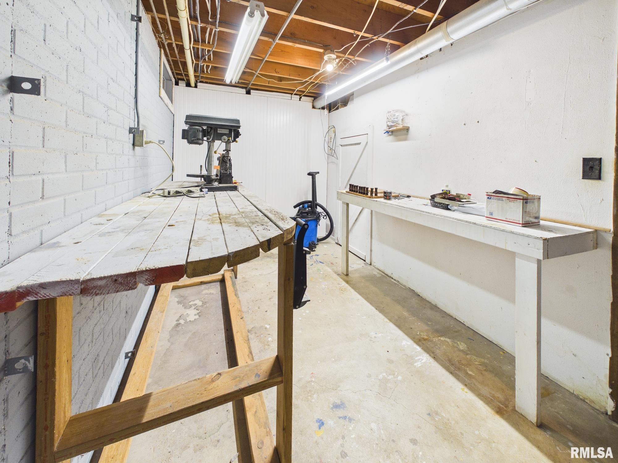 1623 Village Green Road Petersburg, IL 62675 - Photo 39 of 42