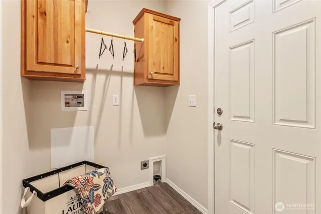 a view of walk in closet with rug