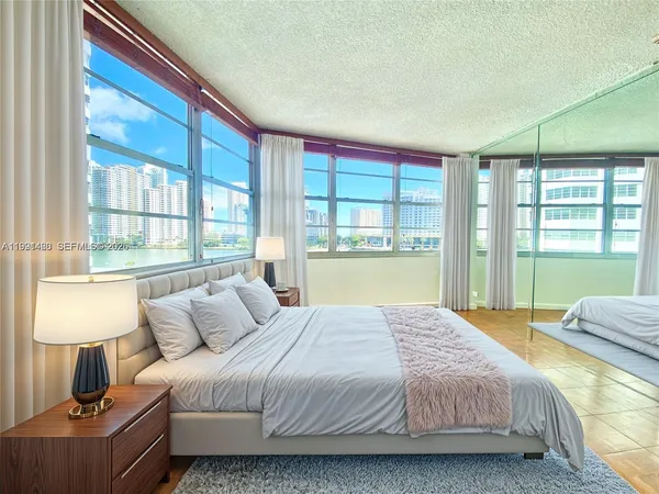 $3,300 | 905 Brickell Bay Drive, Unit 531, Miami, FL 33131