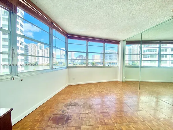 $3,300 | 905 Brickell Bay Drive, Unit 531, Miami, FL 33131