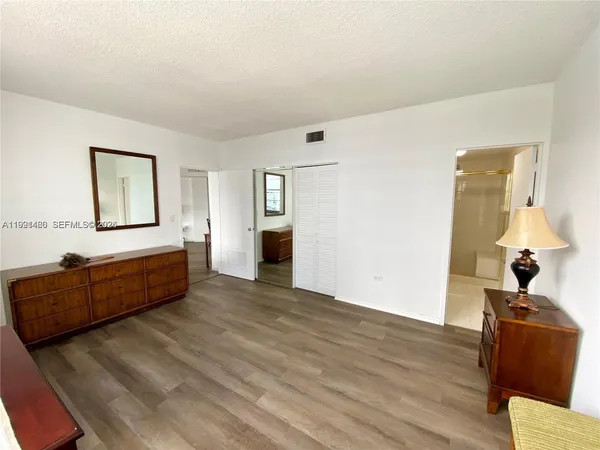 $3,300 | 905 Brickell Bay Drive, Unit 531, Miami, FL 33131