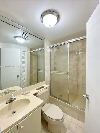 $3,300 | 905 Brickell Bay Drive, Unit 531, Miami, FL 33131