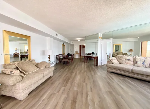 $3,300 | 905 Brickell Bay Drive, Unit 531, Miami, FL 33131