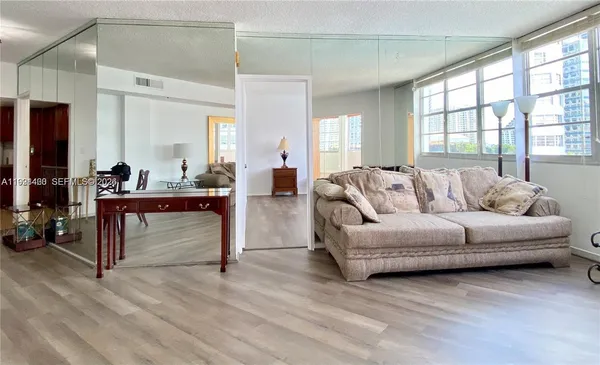 $3,300 | 905 Brickell Bay Drive, Unit 531, Miami, FL 33131