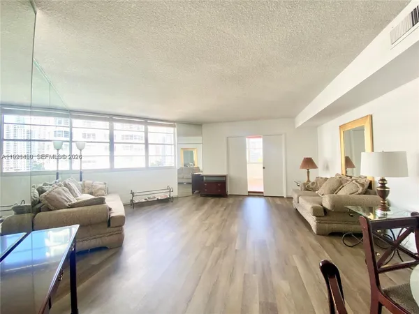 $3,300 | 905 Brickell Bay Drive, Unit 531, Miami, FL 33131