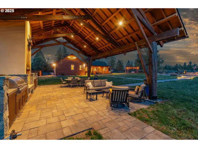 a view of a house with backyard and porch
