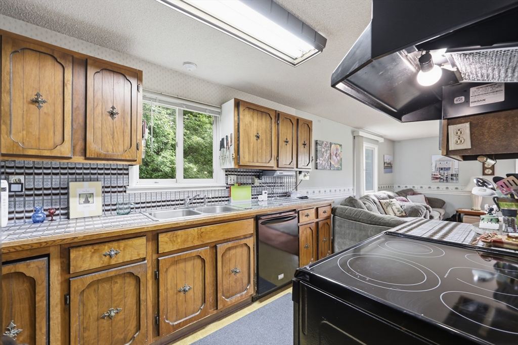 1303 Calkins Road Palmer, MA 01069 - Photo 4 of 34