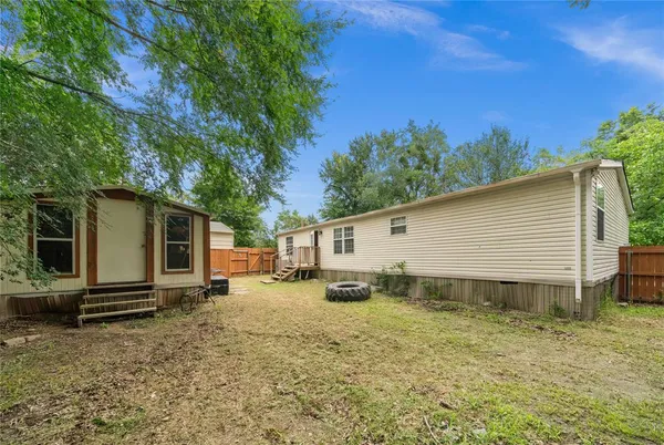 a view of a backyard