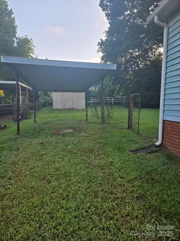 a view of a backyard