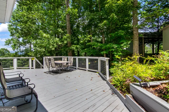 a view of sitting area with furniture