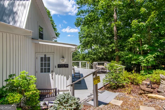 a view of a house with backyard and plants