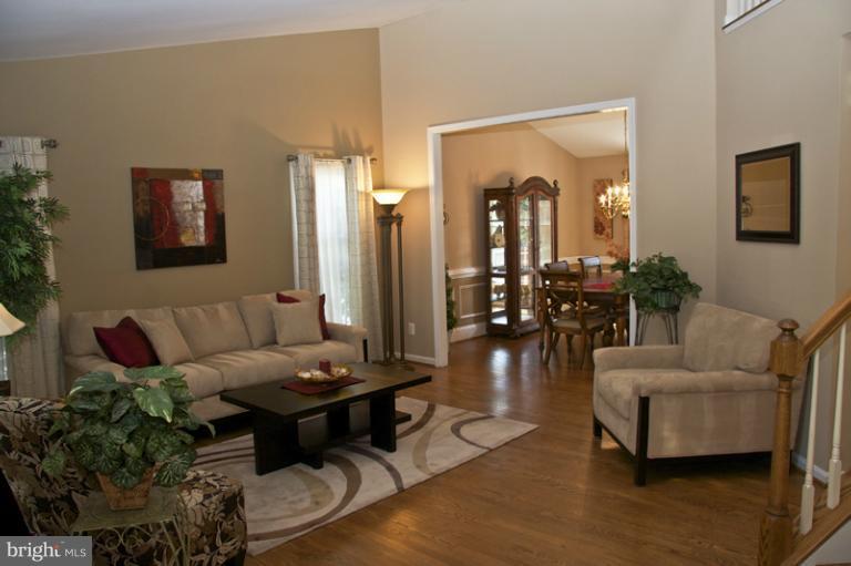 506 Roland Street Southwest Vienna, VA 22180 - Photo 2 of 14 Living Room
