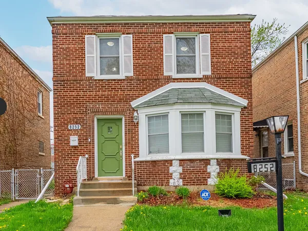 $260,000 | 8252 South Calumet Avenue, Chicago, IL 60619