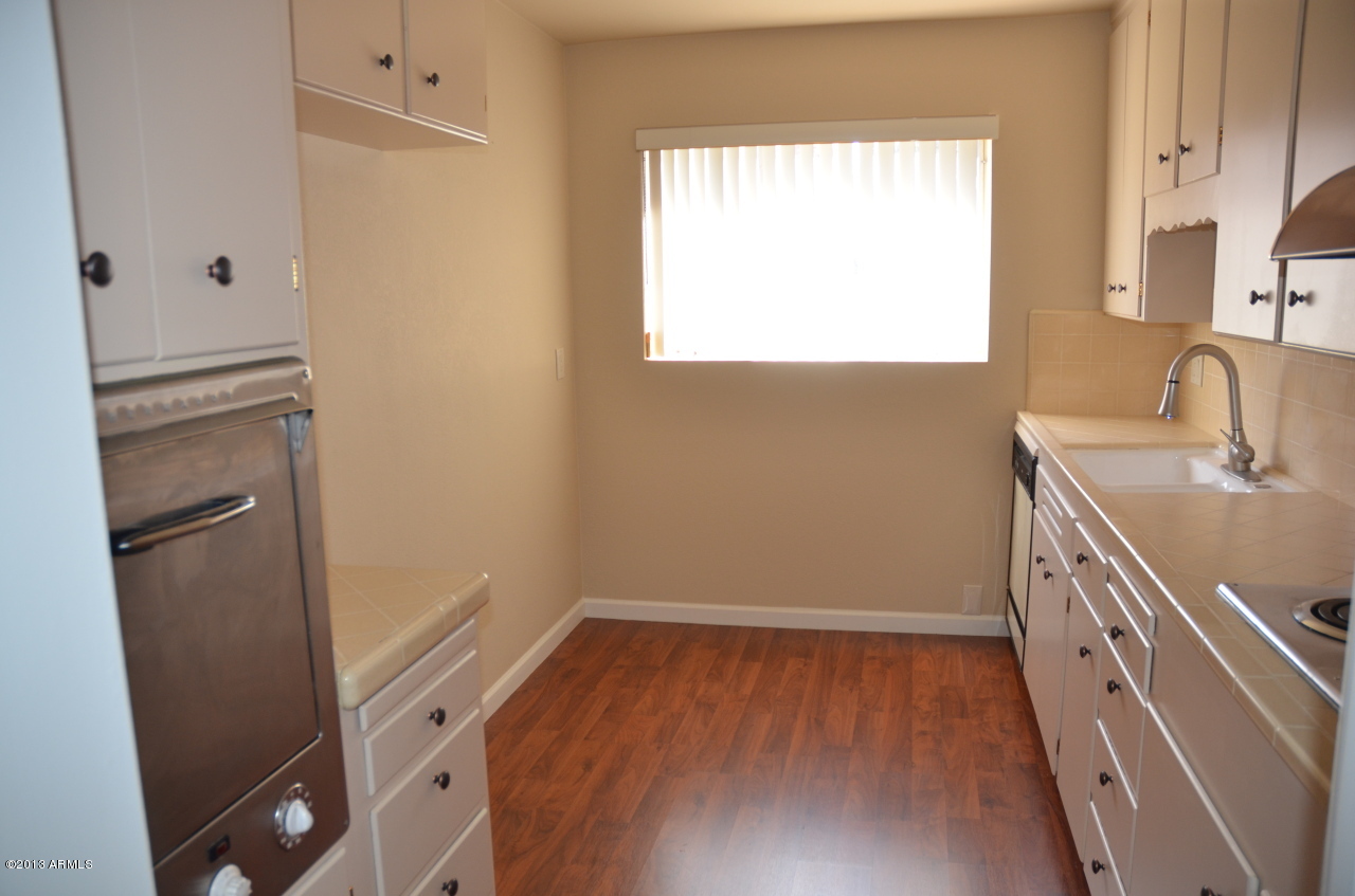 140 East Coronado Road, Unit 20 Phoenix, AZ 85004 - Photo 8 of 18 eat-in kitchen