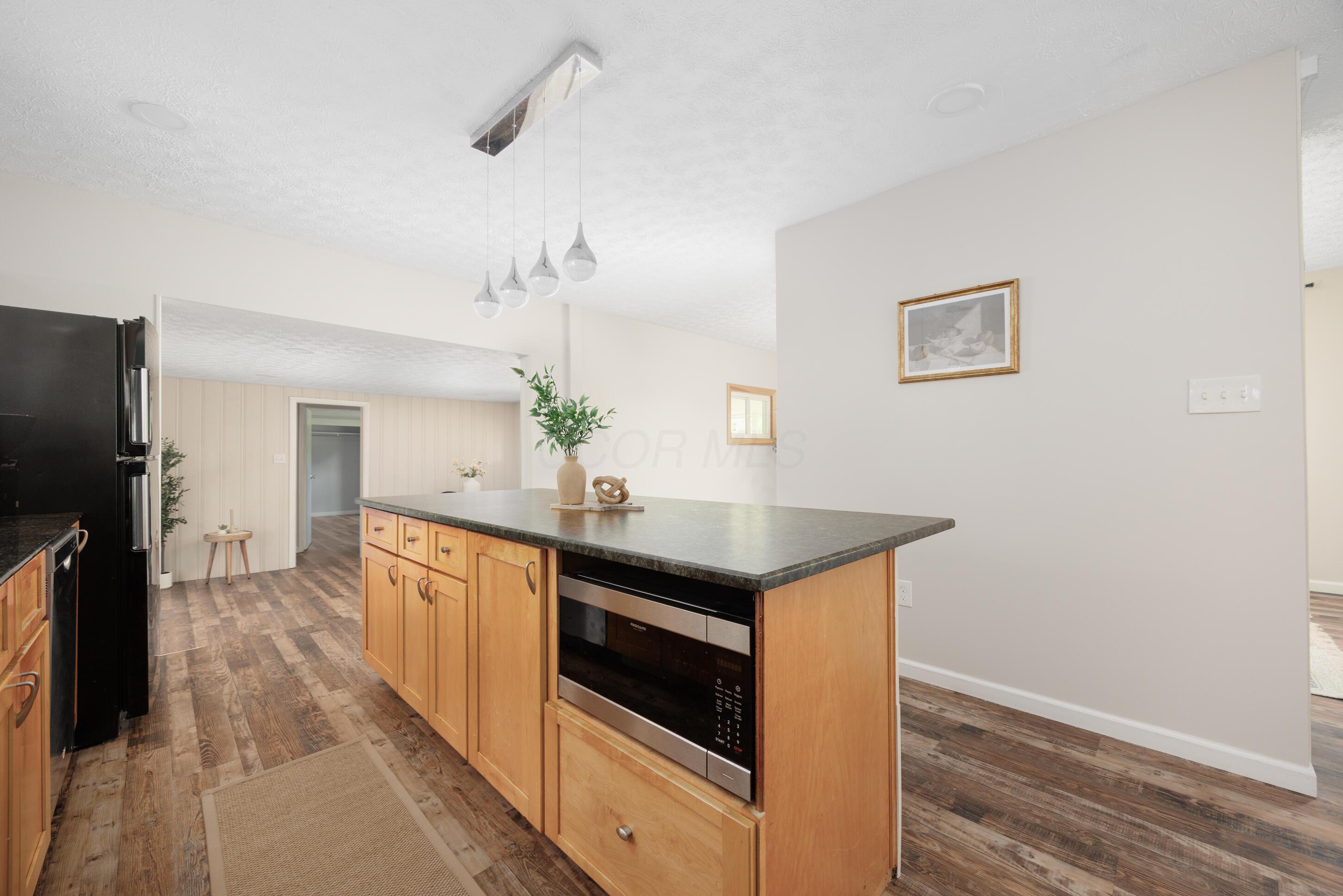 1366 Dyer Road Grove City, OH 43123 - Photo 9 of 49 Kitchen