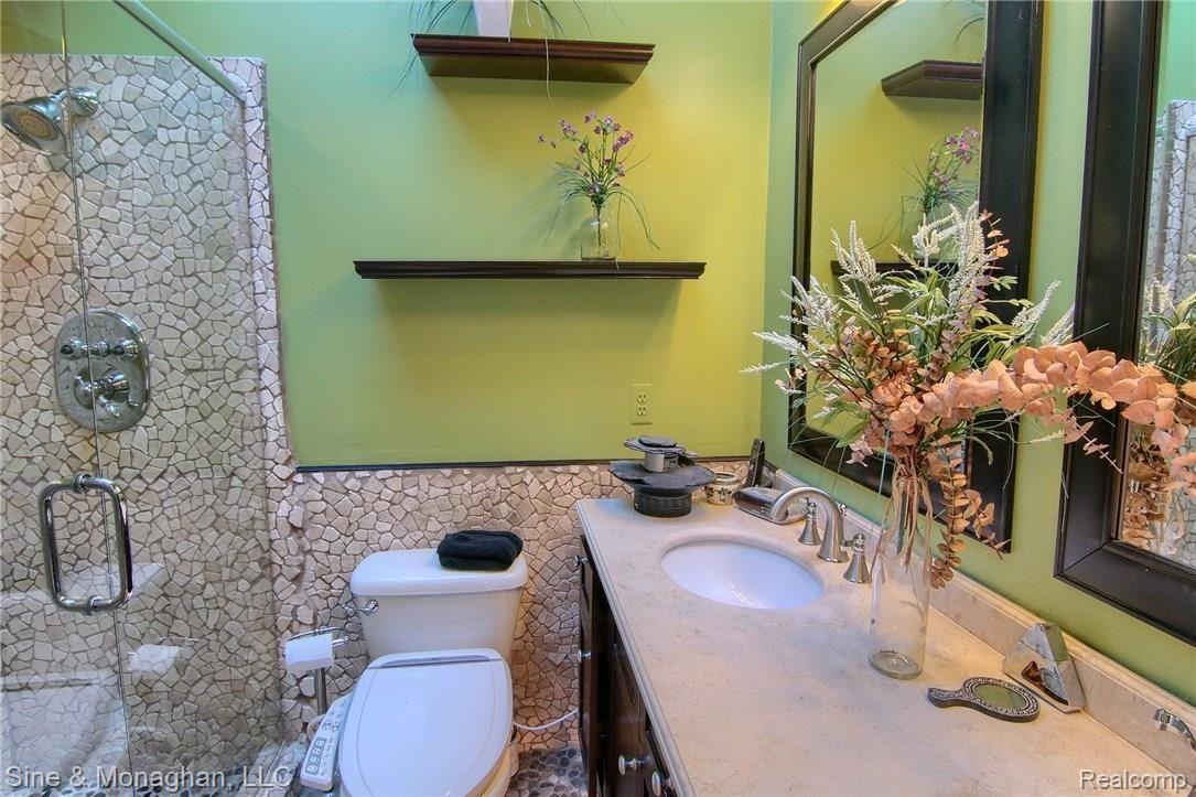 951 Roslyn Road Grosse Pointe, MI 48236 - Photo 19 of 29 Master_Bathroom.jpg