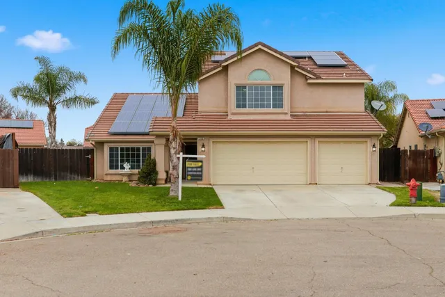 a view of a yard in front of house