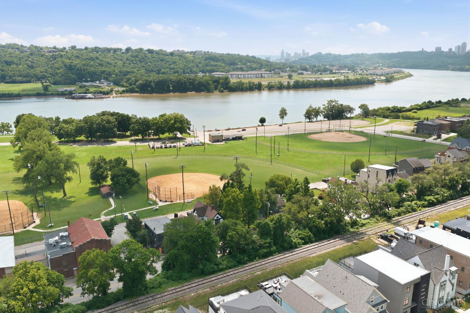 3035 Riverside Drive Cincinnati, OH 45226 - Photo 6 of 9