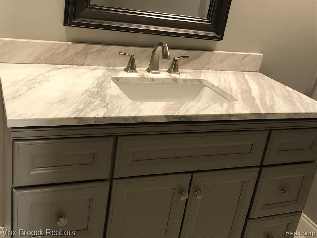 6455 Noble Road West Bloomfield, MI 48322 - Photo 19 of 44