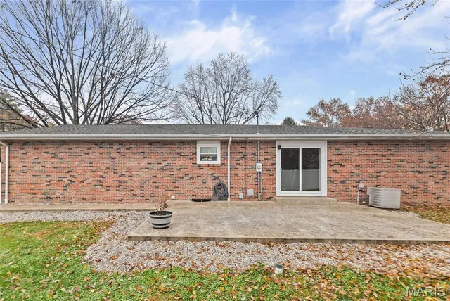 $285,000 | 118 Whispering Oaks Drive, Bethalto, IL 62010