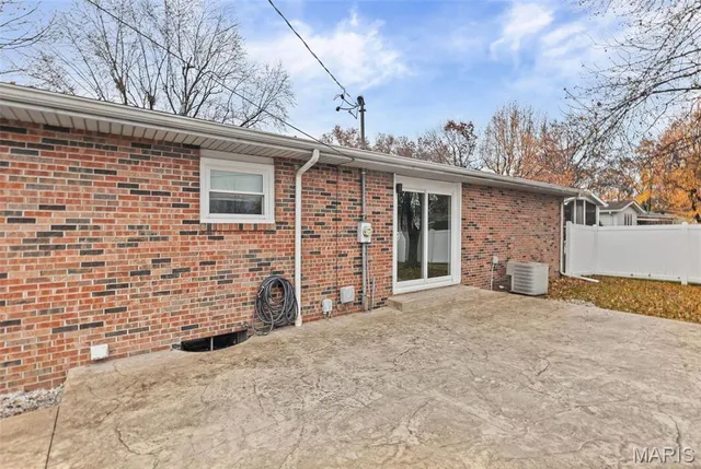 $285,000 | 118 Whispering Oaks Drive, Bethalto, IL 62010