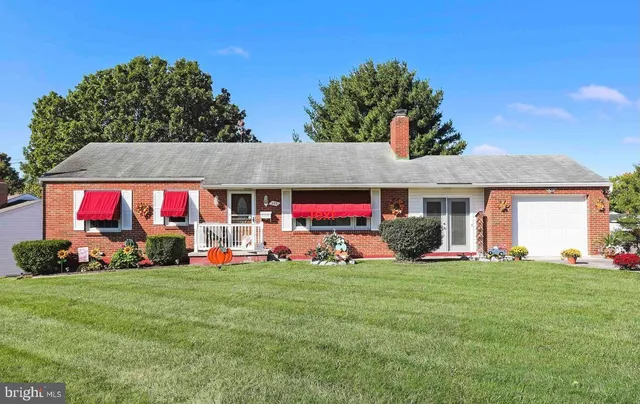 a front view of house with yard and garage