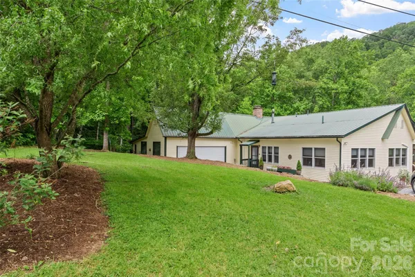 a view of a house with backyard and garden