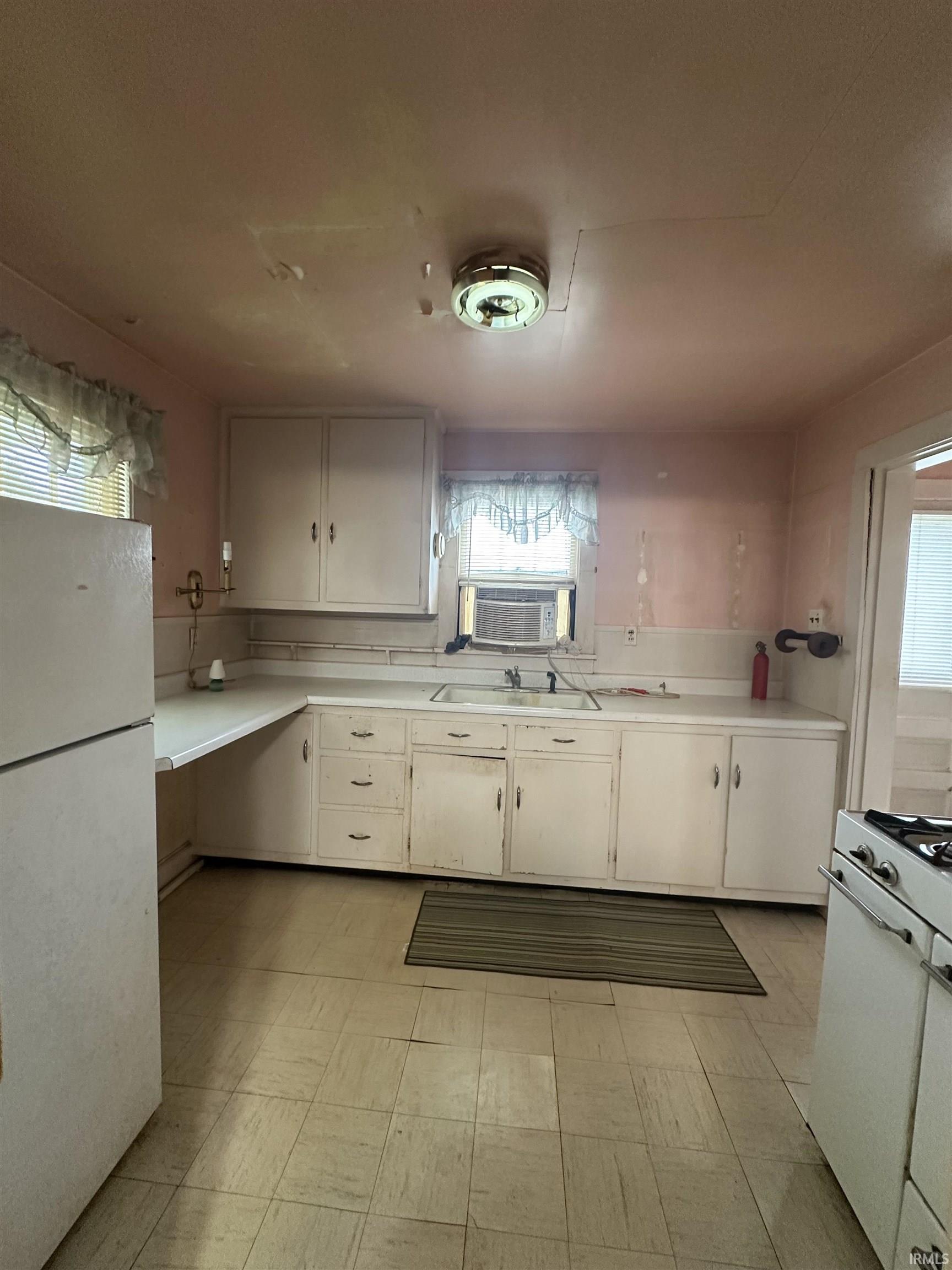 539 Northeast 9th Street Linton, IN 47441 - Photo 3 of 11