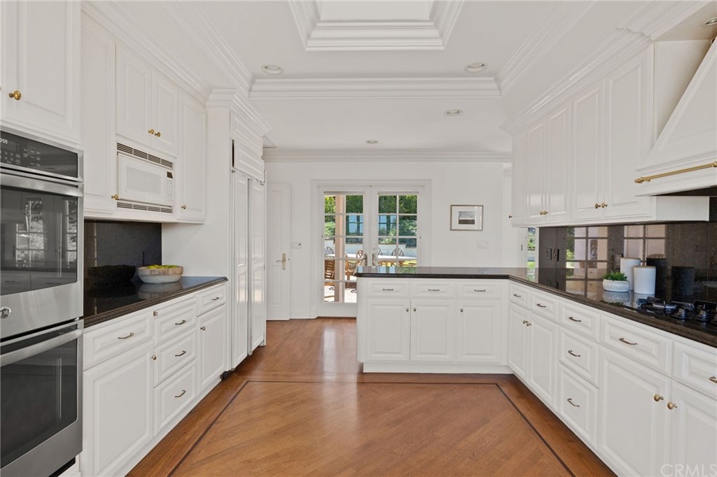 1300 Granvia Altamira Palos Verdes Estates, CA 90274 - Photo 22 of 60 Kitchen