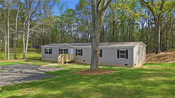 a view of a house with backyard