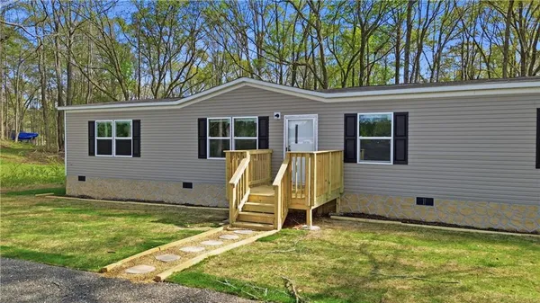 a view of a house with a backyard