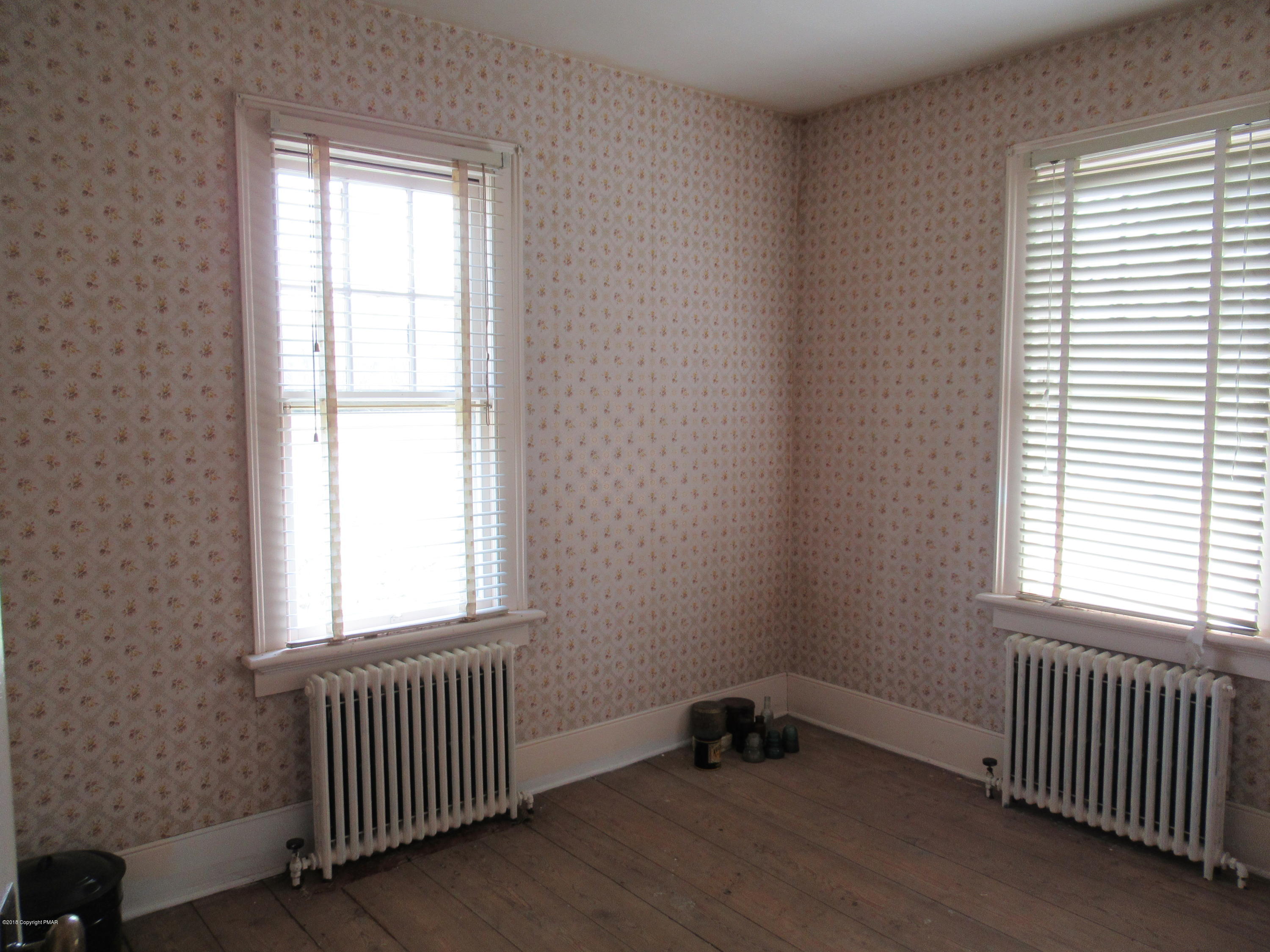 443 Bossardsville Road Stroudsburg, PA 18360 - Photo 24 of 43 an empty room with a window