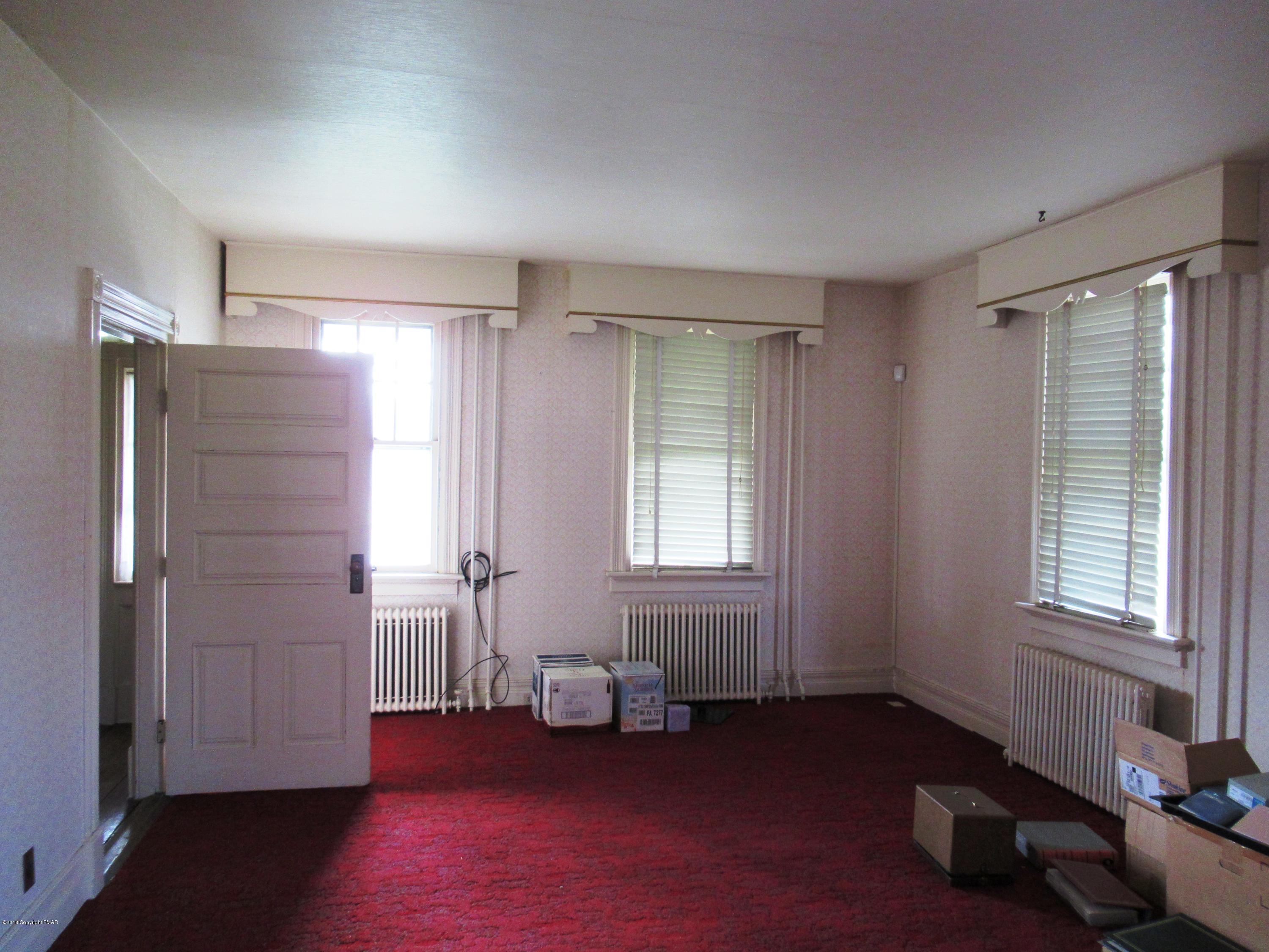 443 Bossardsville Road Stroudsburg, PA 18360 - Photo 7 of 43 an empty room with windows and closet