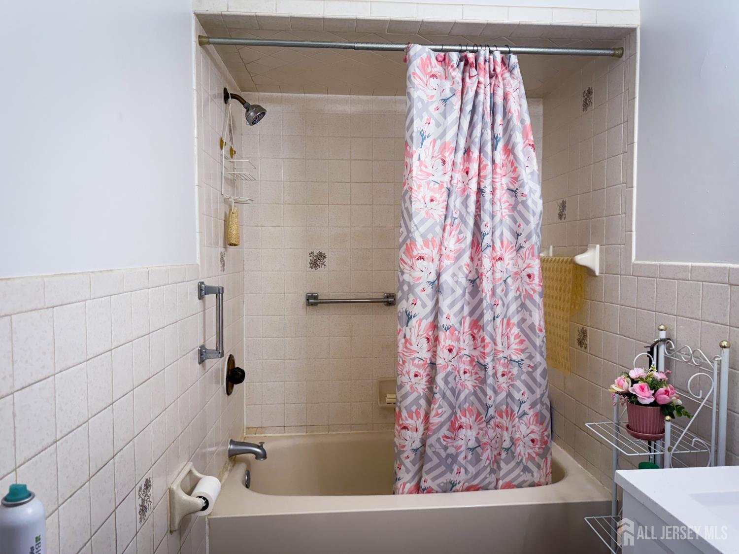 121 1st Street Middlesex, NJ 08846 - Photo 19 of 34 a bathroom with a bathtub and shower curtain
