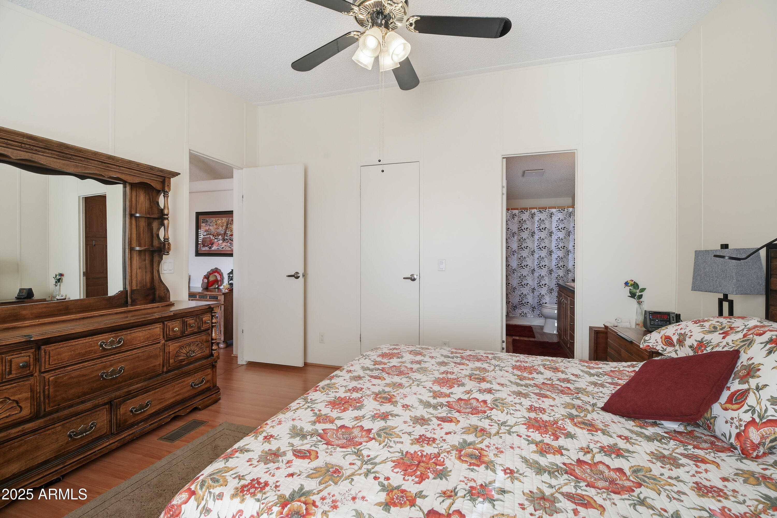 2050 West State Rte 89A, Unit 92 Sedona, AZ 86336 - Photo 20 of 34 a bedroom with a bed and a dresser
