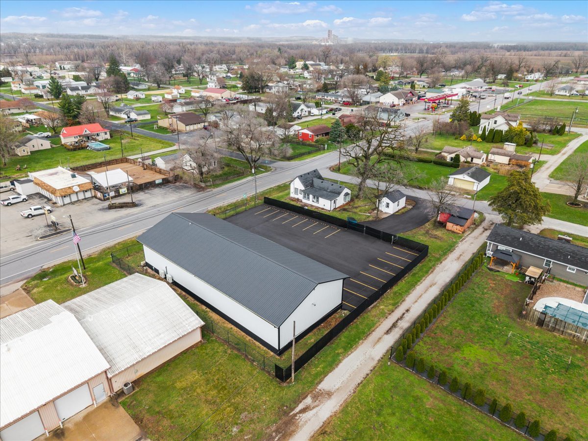 602 2nd Street West Andalusia, IL 61232 - Photo 34 of 71 an aerial view of a resort with swimming pool and ocean view