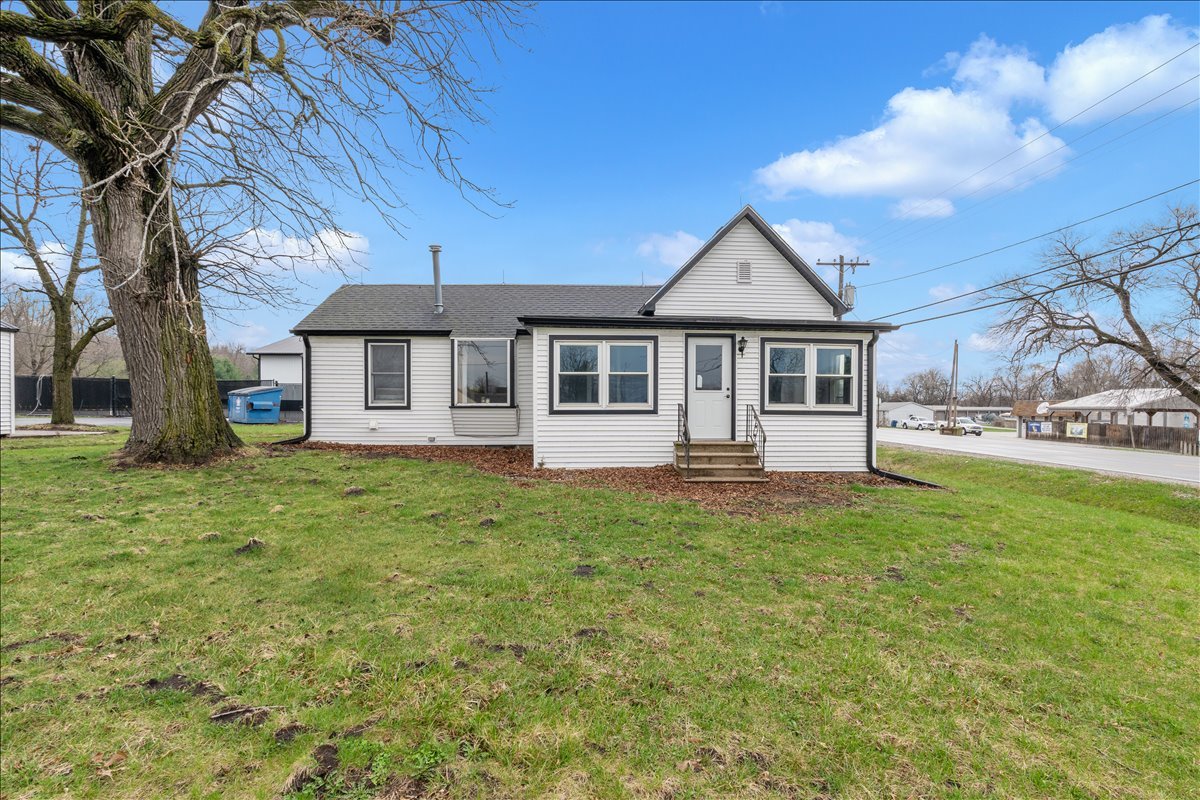 602 2nd Street West Andalusia, IL 61232 - Photo 35 of 71 a front view of a house with a garden